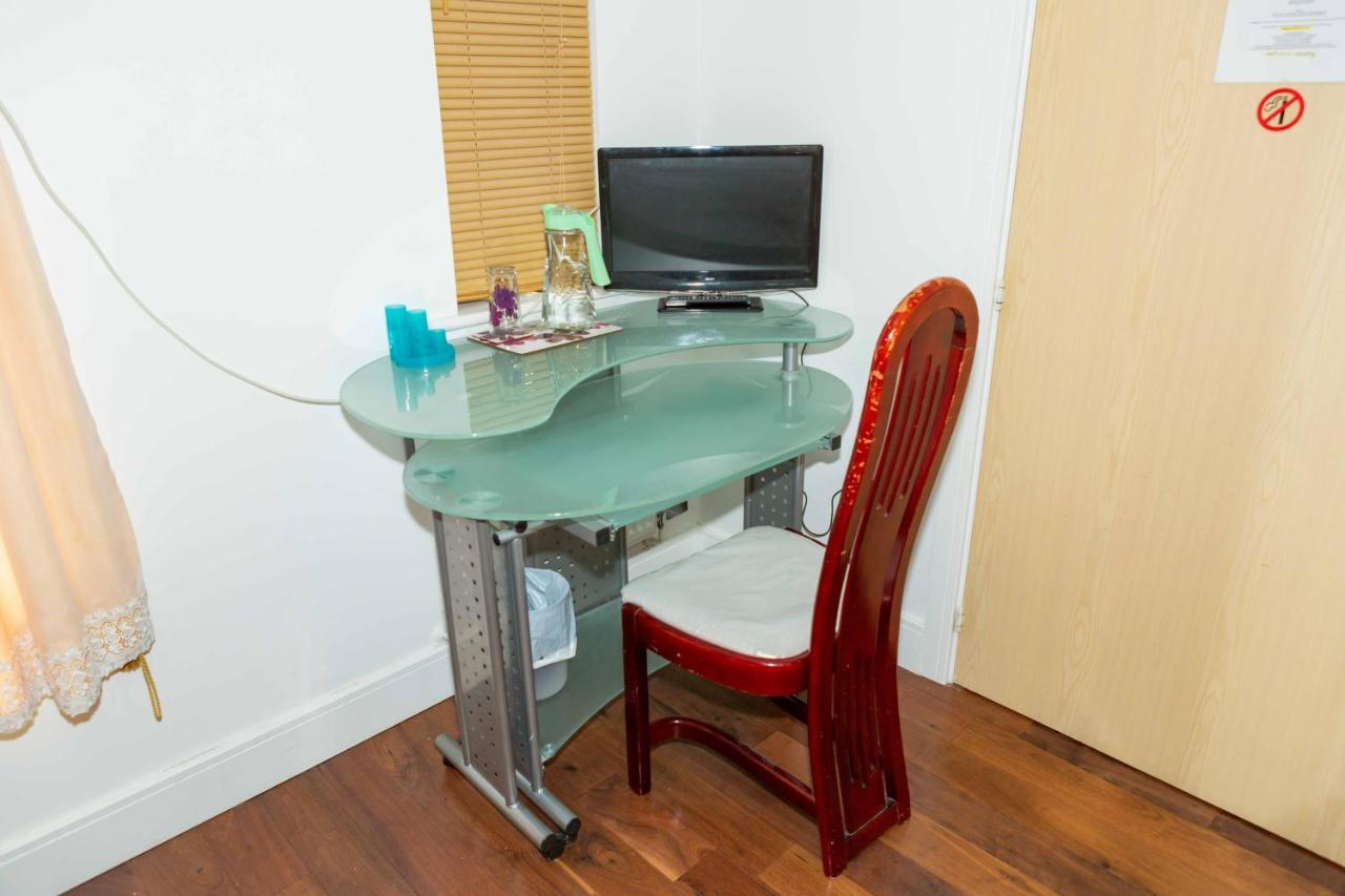 Benjamin Guest House Yiewsley Екстер'єр фото