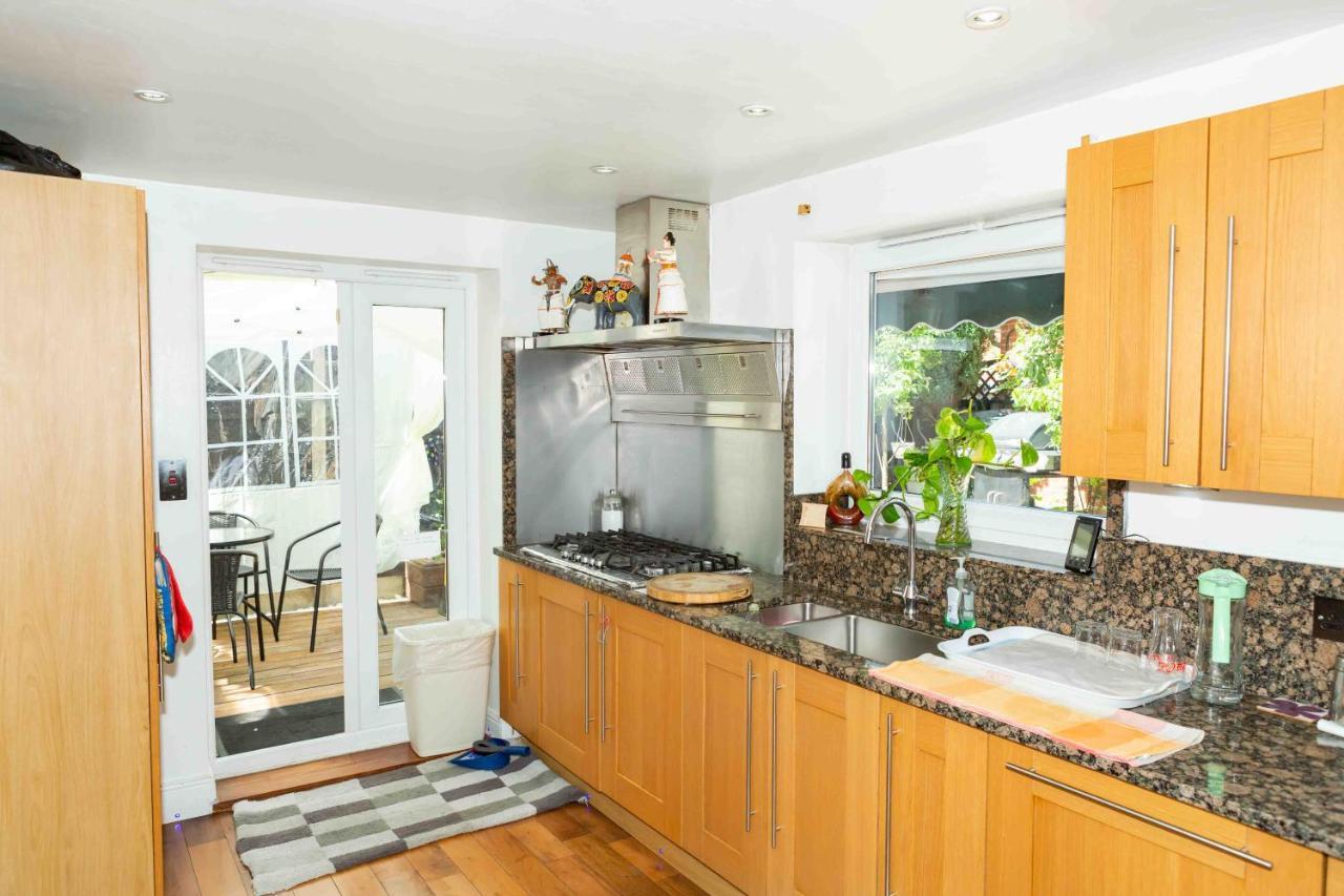 Benjamin Guest House Yiewsley Екстер'єр фото