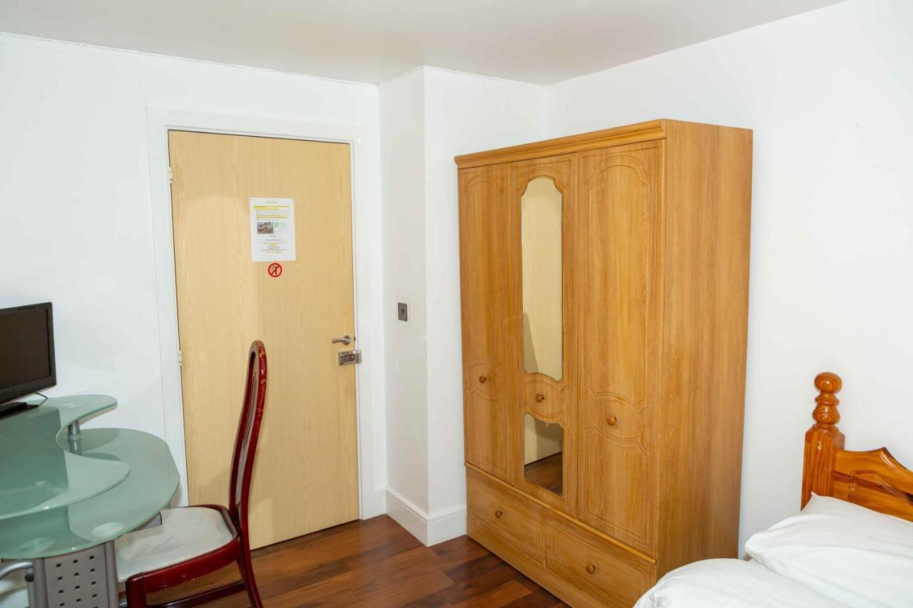 Benjamin Guest House Yiewsley Екстер'єр фото