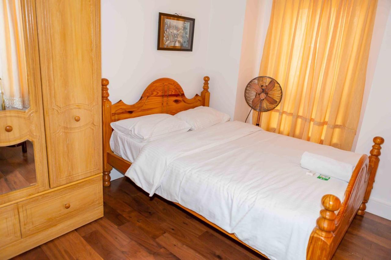 Benjamin Guest House Yiewsley Екстер'єр фото