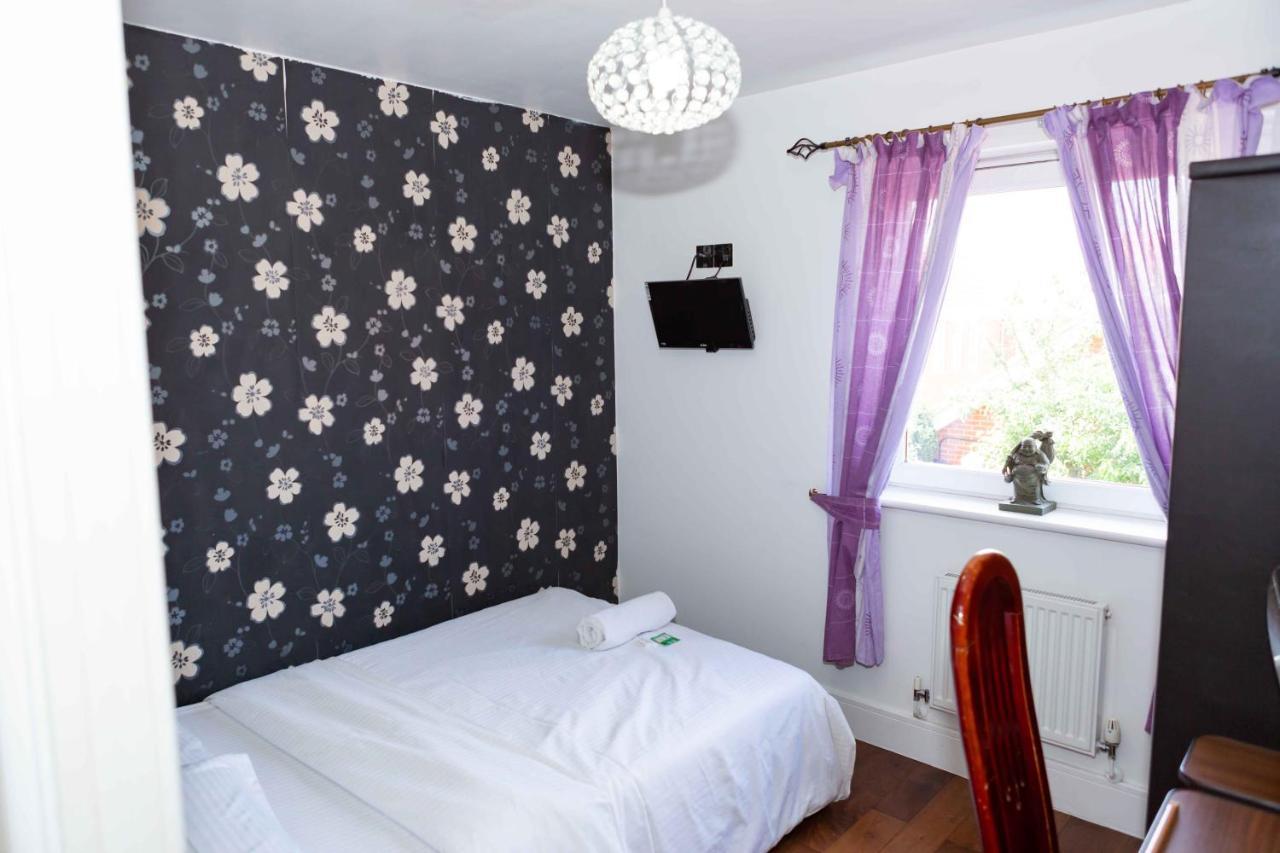Benjamin Guest House Yiewsley Екстер'єр фото