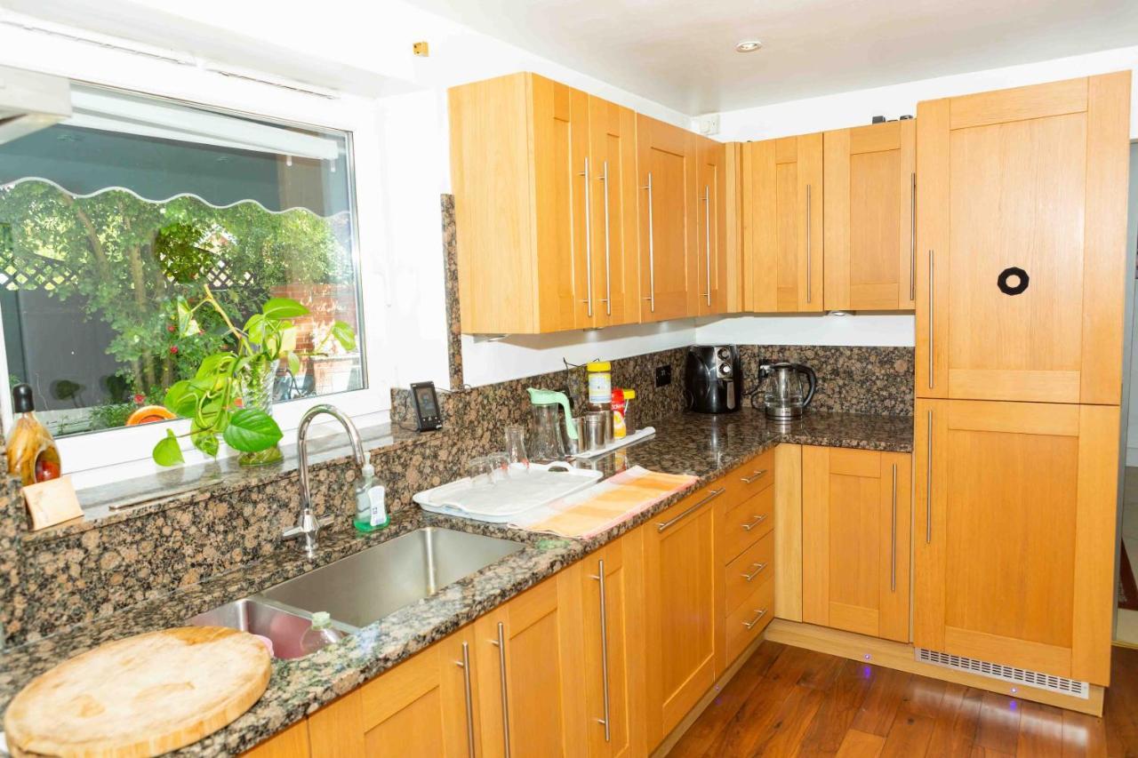 Benjamin Guest House Yiewsley Екстер'єр фото