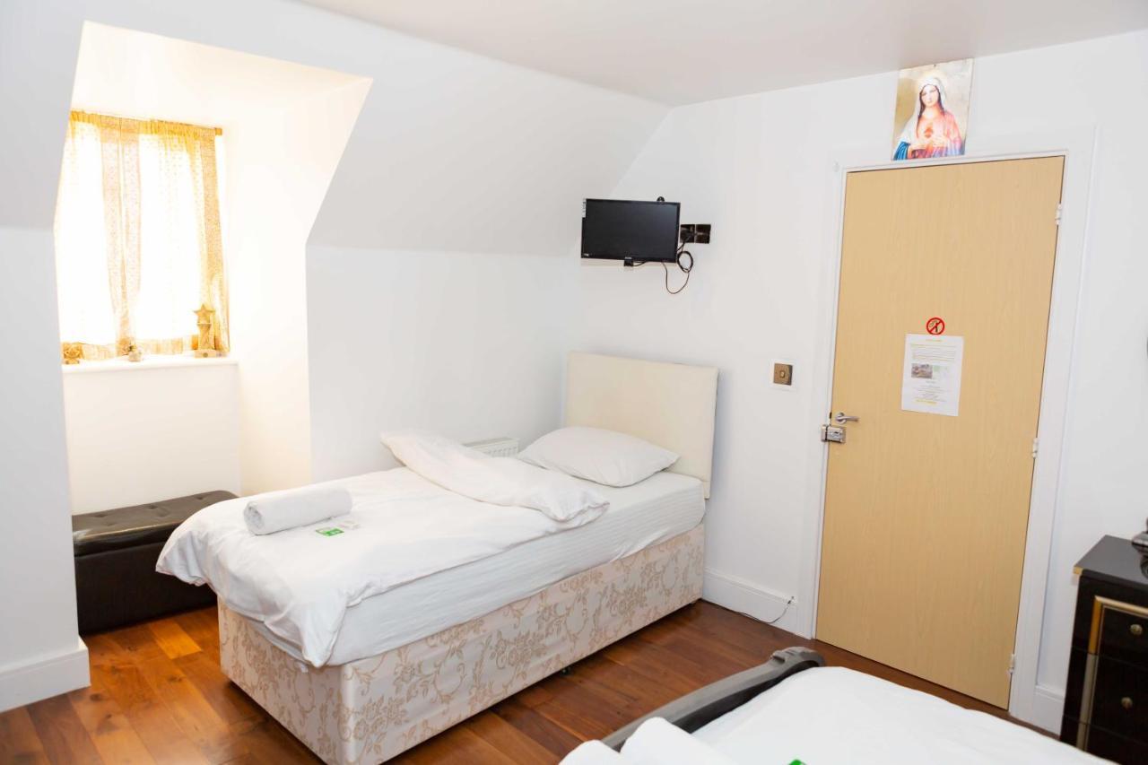 Benjamin Guest House Yiewsley Екстер'єр фото