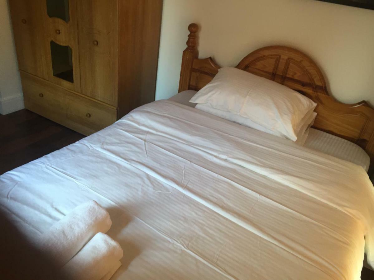 Benjamin Guest House Yiewsley Екстер'єр фото
